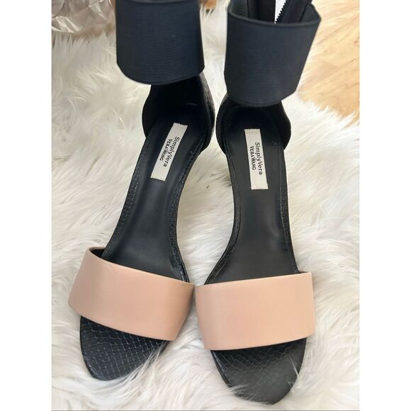 Simply Vera wang heels with straps stretchy size 6.5 black and tan going out - Picture 1 of 8